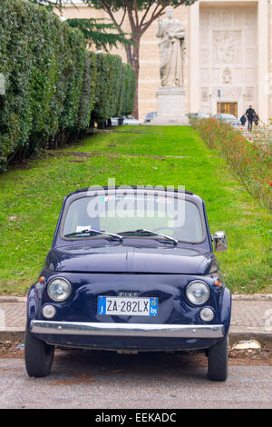 Original Fiat 500 auf Via del Giordano geparkt. Rom EUR-Bezirk, Italien Stockfoto