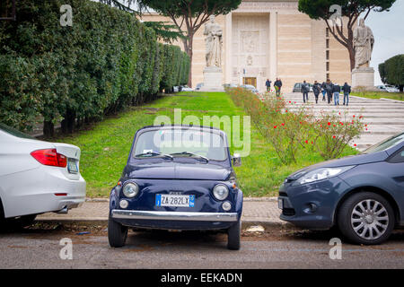 Original Fiat 500 auf Via del Giordano geparkt. Rom EUR-Bezirk, Italien Stockfoto