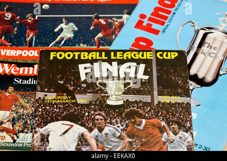 alte historische Oldtimer Fußball Liga Cup und Milch-Cup-Finale Programme Stockfoto