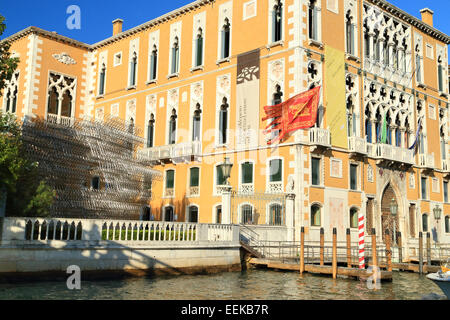 Palazzo Cavalli-Franchetti mit Ai Weiwei immer Fahrräder Installation auf der linken Seite. Stockfoto