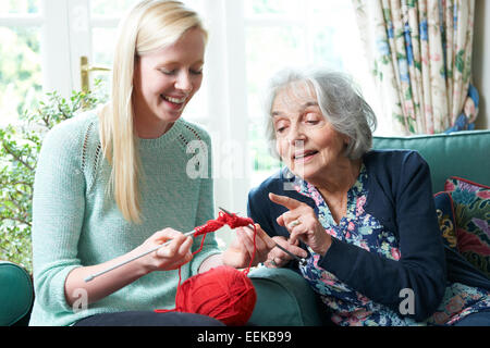Oma mit Enkelin wie man strickt
