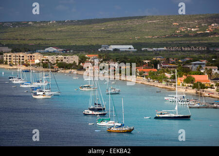 Segelboote vor der Küste verankert in Kralendijk, Bonaire, West Indies Stockfoto