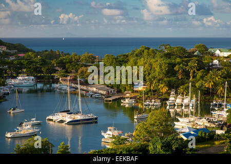 Festlegen von Sonnenlicht über den kleinen Hafen in Castries, St. Lucia, Karibik Stockfoto