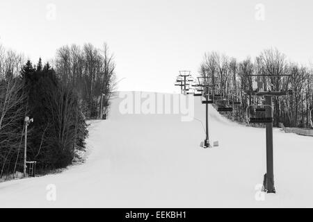 Sessellift in einem Skigebiet in schwarz / weiß Stockfoto