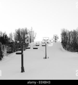 Sessellift in einem Skigebiet in schwarz / weiß Stockfoto