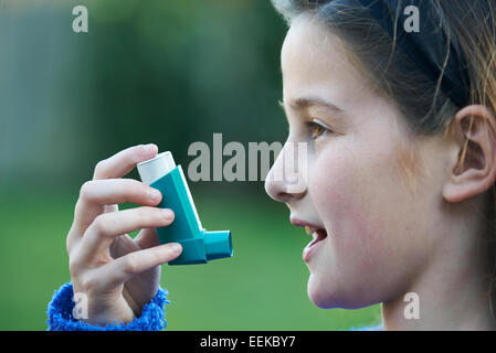 Mädchen mit Inhalator zur Behandlung von Asthma-Anfall Stockfoto