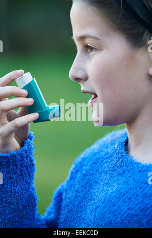 Mädchen mit Inhalator zur Behandlung von Asthma-Anfall Stockfoto