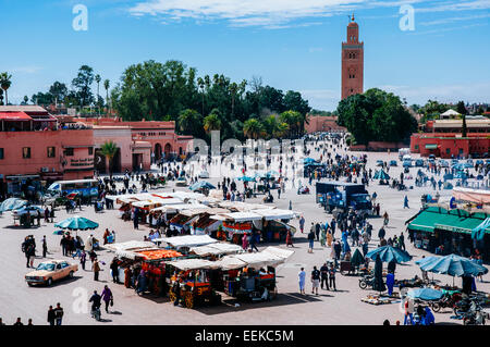 Erhöhten Blick über den Platz Djemaa el-Fna und der Koutoubia-Moschee, Marrakesch (Marrakech), Marokko