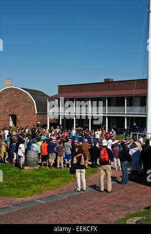 Fort McHenry Nationalmonument und Schrein, Baltimore, Maryland. Besucher und Schulkinder in eine Fahne, die Erhöhung der Zeremonie. Stockfoto