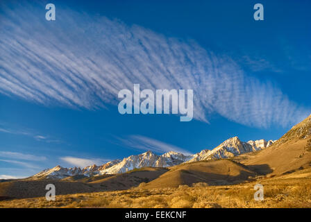 Fischgrätenwolken über der östlichen Sierra Nevada im Winter von der Buttermilk Road in der Nähe von Bishop, Kalifornien, USA Stockfoto