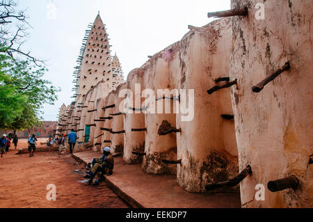 Gruppe von Touristen betreten die große Moschee, Bobo Dioulasso, Burkina Faso. Stockfoto