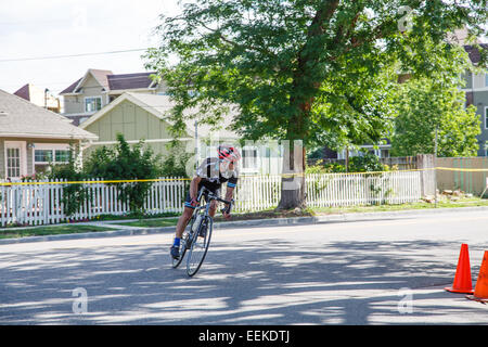 Profi-Radrennen durch Wohnstraßen von Denver, Colorado Stockfoto