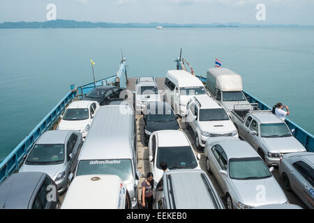 Autofähre vom Festland in der Nähe von Trat nach Insel Koh Chang, Thailand. Stockfoto