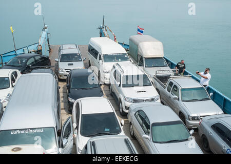 Autofähre vom Festland in der Nähe von Trat nach Insel Koh Chang, Thailand. Stockfoto