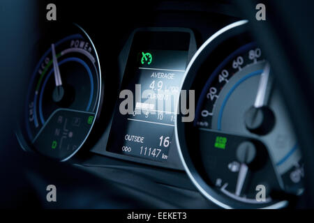 Dashboard und Anzeige eines modernen Autos, durchschnittliche Kraftstoffverbrauch, Tacho Stockfoto