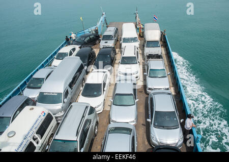 Autofähre vom Festland in der Nähe von Trat nach Insel Koh Chang, Thailand. Stockfoto