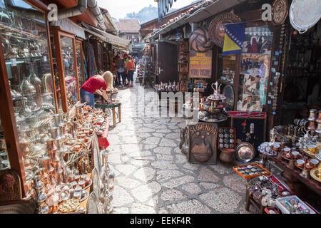 Handwerksbetriebe in Baščaršija Kupfer. Sarajevo, Bosnien und Herzegowina Stockfoto