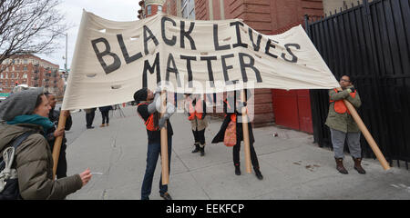 New York, USA. 19. Januar 2015. Demonstranten machen Sie sich bereit für den Beginn des Marsches Dream4Justice Montag, 19. Januar 2015, in Harlem. Bildnachweis: Shoun Hill/Alamy Live-Nachrichten Stockfoto