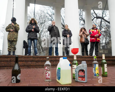 Kiew, Ukraine. 19. Januar 2015. "Rechten Sektor" in der Montag, 19. Januar 2015, in Kiew Kampagne, zeitgleich mit dem Jubiläum der Auseinandersetzungen zwischen der Polizei und den Mitgliedern des Euromajdan auf der Straße Hrushevskogo zusammen gehalten. Vertreter der Organisation haben die Stele "Dinamo" Stadionnamen Lobanovsky mehrere "Molotow-Cocktails" gemacht. Im November 2014 wurde die Organisation "Rechten Sektor" in Russland als extremistische Organisation verboten. Nach den Ergebnissen der Parlamentswahlen in der Ukraine konnte Partei "rechten Sektor" nicht überwinden die Eingang Barriere für das Verkhovna Rada. ©