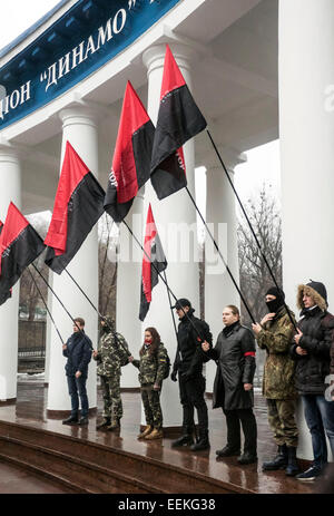 Kiew, Ukraine. 19. Januar 2015. "Rechten Sektor" in der Montag, 19. Januar 2015, in Kiew Kampagne, zeitgleich mit dem Jubiläum der Auseinandersetzungen zwischen der Polizei und den Mitgliedern des Euromajdan auf der Straße Hrushevskogo zusammen gehalten. Vertreter der Organisation haben die Stele "Dinamo" Stadionnamen Lobanovsky mehrere "Molotow-Cocktails" gemacht. Im November 2014 wurde die Organisation "Rechten Sektor" in Russland als extremistische Organisation verboten. Nach den Ergebnissen der Parlamentswahlen in der Ukraine konnte Partei "rechten Sektor" nicht überwinden die Eingang Barriere für das Verkhovna Rada. ©
