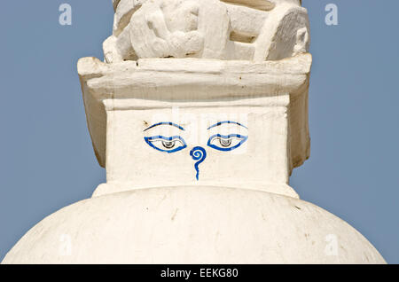 Buddha-Weisheit-Augen auf kleine weiße Stupa in Kathmandu, Nepal Stockfoto