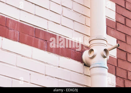 Ein Fallrohr an der Außenwand eines Hauses Stockfoto