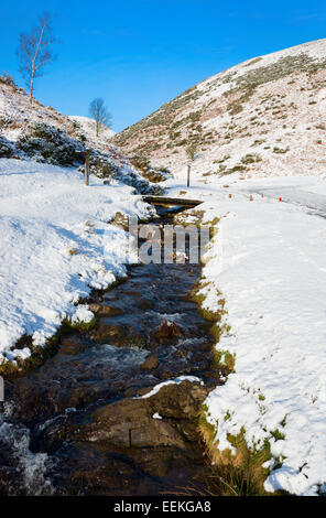 Bach durch Carding Mill Valley, Kirche Stretton, Shropshire, England. Stockfoto