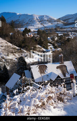 Mit Blick auf das Kardieren Mill Valley und Kirche Stretton in Richtung Caer Caradoc, Shropshire, England. Stockfoto