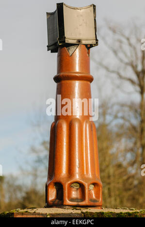 Motorhaube (um zu verhindern, Zugluft) auf einen alten Kamin Stockfoto