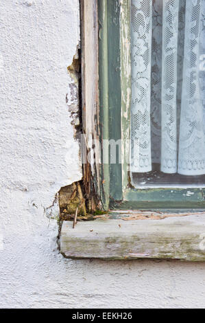 Eine hölzerne Fensterrahmen zeigt abblätternde Farbe und hölzerne Fäule Stockfoto