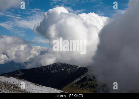 Wolke, Nebel und Schnee auf der Schmittenhöhe & umliegenden Bergen oberhalb von Zell am sehen Salzburgerland Österreich Stockfoto