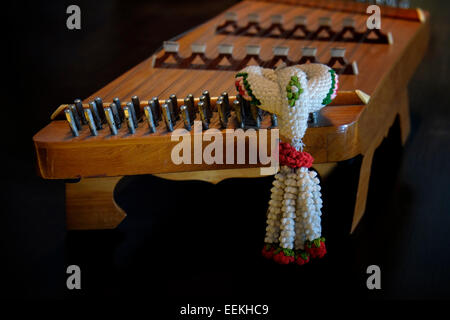 Ornament befestigt die Khim traditionellen hölzernen Hackbrett Musikinstrument aus Thailand Stockfoto