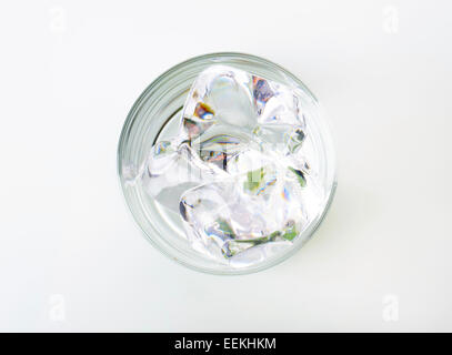 Eis im Tumbler Glas Stockfoto