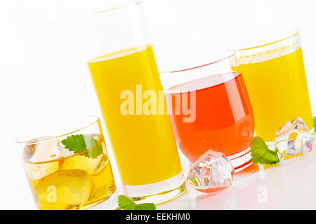 Brille von eisgekühlten Getränken und Fruchtsäften Stockfoto