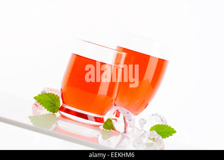Zwei Gläser rote Früchte aromatisiert Getränke Stockfoto