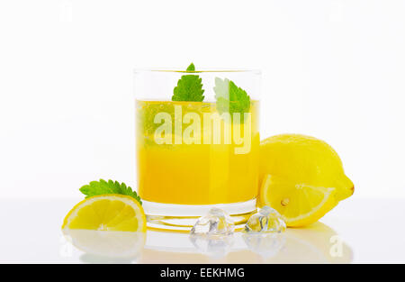 Glas frischer Zitrone Saft Getränk mit Eis Stockfoto