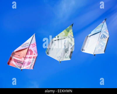 Schweizerfranken-Banknoten als Spielzeug Flugzeuge steigen hoch in den Himmel Stockfoto