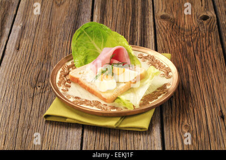 Weißbrot mit gekochtem Ei und Schinken Stockfoto