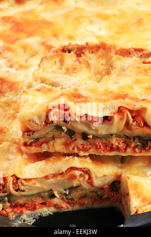 Bereit Lasagne in einer Backform Stockfoto