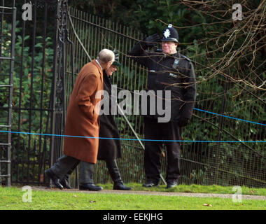 Sandringham, Norfolk, Großbritannien. 18. Januar 2015. Prinz Philip und ein Polizist in Sandringham. Sandringham, Norfolk, Großbritannien Stockfoto