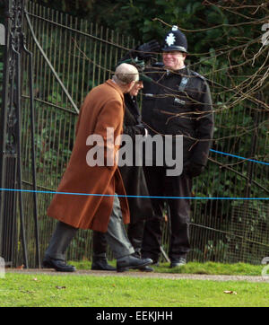 Sandringham, Norfolk, Großbritannien. 18. Januar 2015. Prinz Philip und ein Polizist in Sandringham. Sandringham, Norfolk, Großbritannien Stockfoto