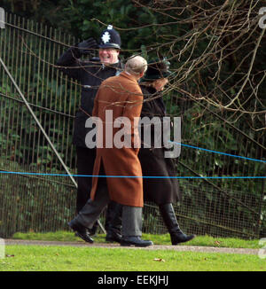 Sandringham, Norfolk, Großbritannien. 18. Januar 2015. Prinz Philip und ein Polizist in Sandringham. Sandringham, Norfolk, Großbritannien Stockfoto