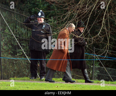 Sandringham, Norfolk, Großbritannien. 18. Januar 2015. Prinz Philip und ein Polizist in Sandringham. Sandringham, Norfolk, Großbritannien Stockfoto