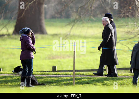 Sandringham, Norfolk, Großbritannien. 18. Januar 2015. HM Königin Elizabeth II zur Kirche in Sandringham. Sandringham, Norfolk, Großbritannien. 18.01.2015 kehrt der ehemalige Rennfahrer Sir Jackie Stewart in Sandringham House nach dem Besuch der St. Maria Magdalena Kirche Sonntag-Morgen-Service in Sandringham. Bildnachweis: Paul Marriott/Alamy Live-Nachrichten Stockfoto