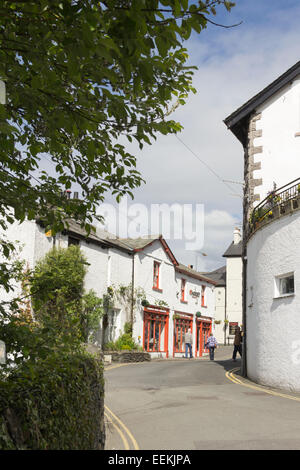 St. Martin's Parade und den Rand der Welt outdoor Bekleidung und Mode-Shop am Queen Square, Bowness-on-Windermere. Stockfoto