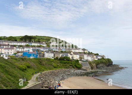 Häuser und Hütten auf den steilen Hang von New Quay, Ceredigion, Wales, mit Blick auf ein Teil des Strandes. Stockfoto