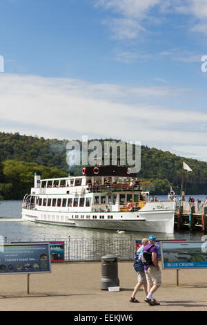 Lake Windermere Dampfer "MV Teal' Ankunft am Pier in Bowness-on-Windermere. Stockfoto