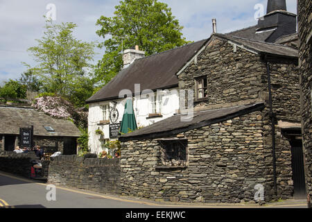 New Hall Inn, auch bekannt als das 'Loch in t' Wand ', das älteste Pub in Bowness, Cumbria, aus dem Jahre 1612. Stockfoto