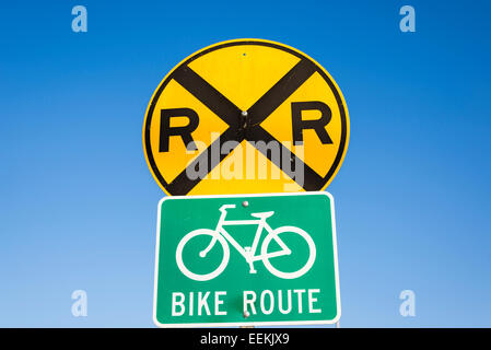 Eisenbahn-Kreuzung Warnzeichen und bike Route Zeichen. Stockfoto