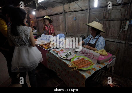Ein Essen auf Chaikhong Straße, die am Wochenende abends Stall verwandelt sich in eine Straße zu Fuß in die Stadt Chiang Khan in der Provinz Loei in der nordöstlichen Region Isaan am Südufer des Flusses Mekong Laos. Thailand Stockfoto